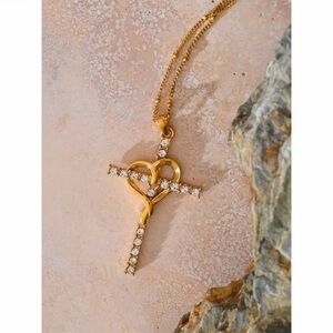 Elegant Gold Pendant Necklace